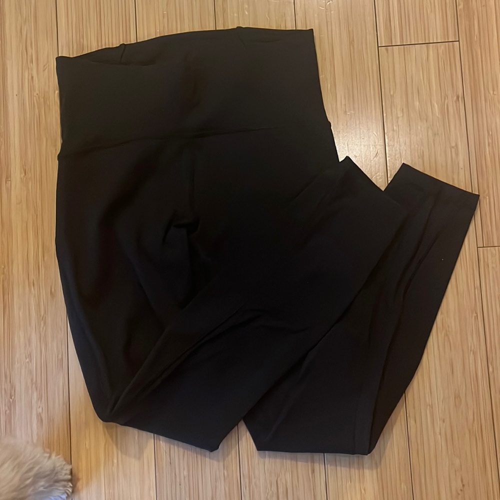 Lululemon Size 6 train times black leggings